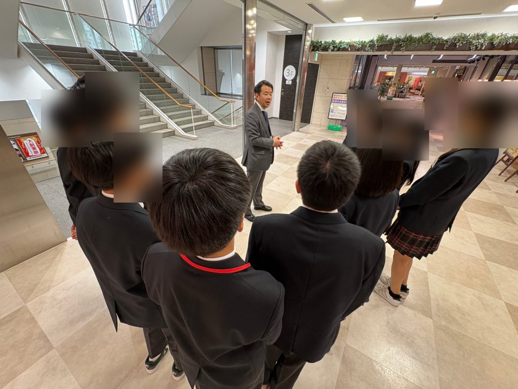 「あいたい」の館内で説明を聞く東山田中学校の生徒の皆さん